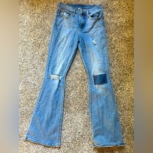 Super cute light wash Levi’s jeans!